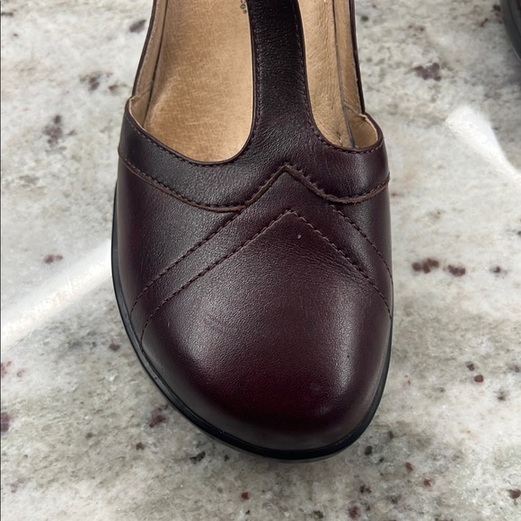 Aravon Maura T-Strap Mary Jane Heels Shoes - Picture 2 of 8